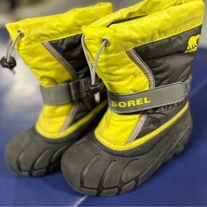 Kids Sorel Youth Flurry Snot Boots, yellow size 11